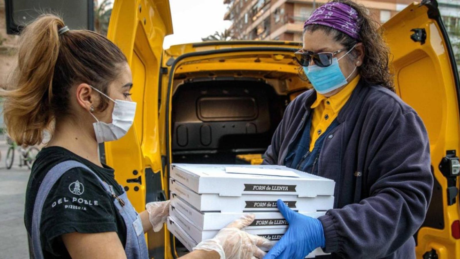 Dues treballadores protegides amb mascareta en una imatge d'arxiu