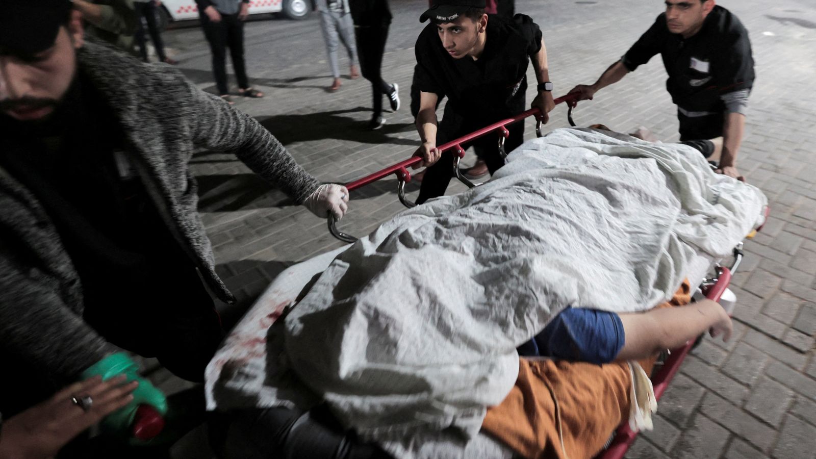 Santiaris de Gaza traslladen en camilla una de les persones mortes en el bombardeig israelià