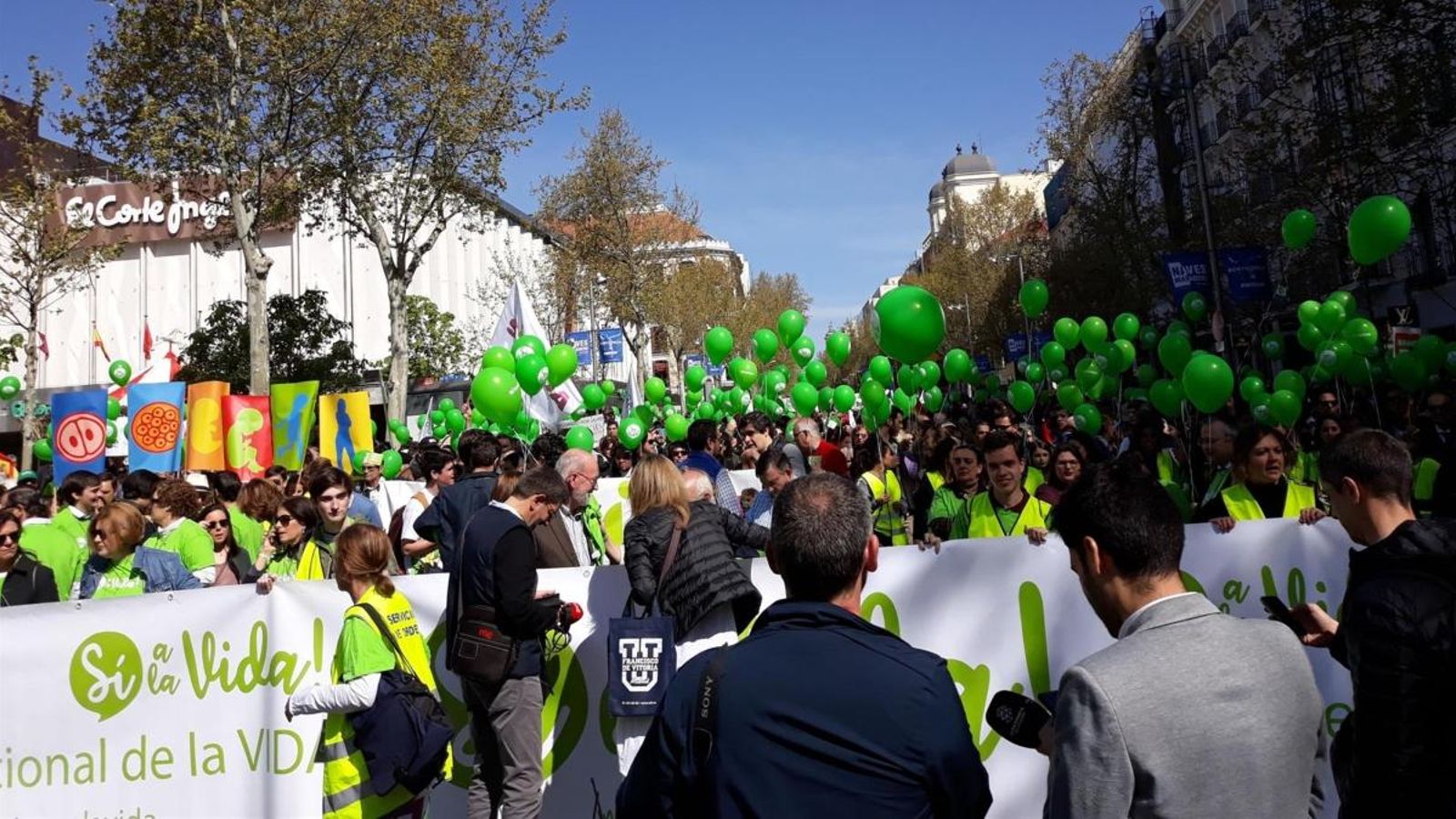 Els manifestants han portat globus verds, el color amb el qual representen la vida