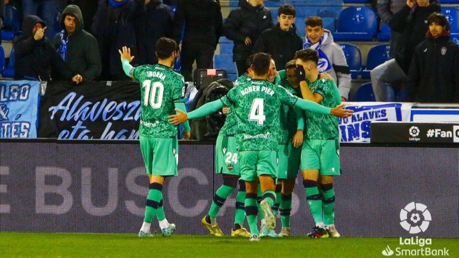 Els jugadors granotes celebren un dels gols