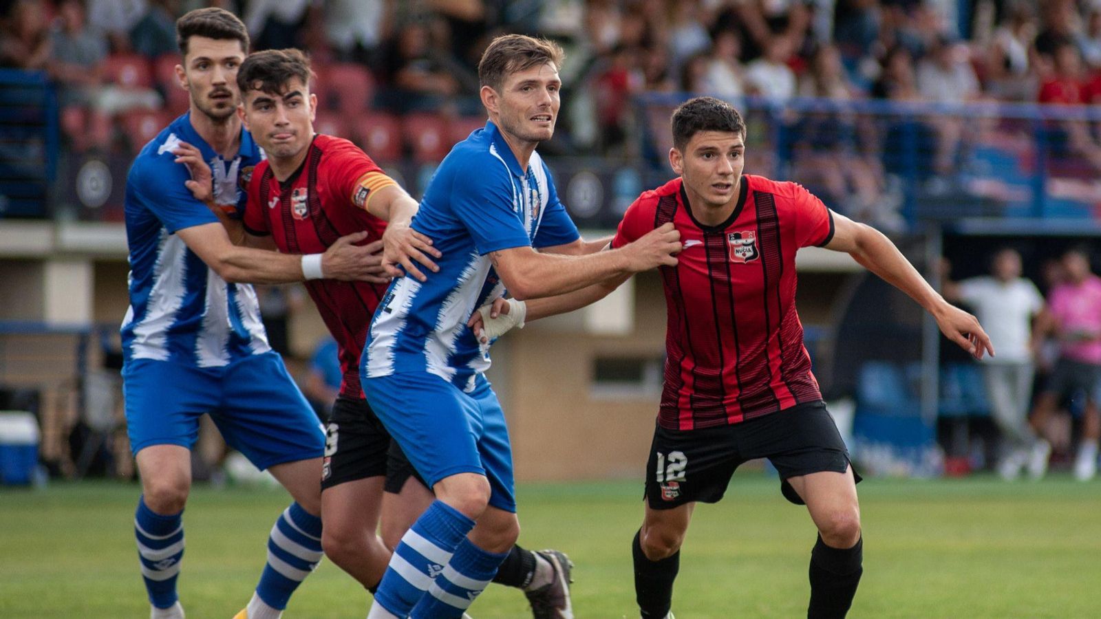 Dos jugadir de l'Utiel i dos de la Nucia, en una acció del partit d'anada