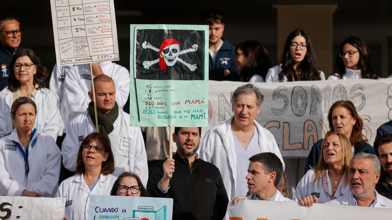 Personal sanitari durant la vaga davant l’Hospital Arnau de Vilanova de València