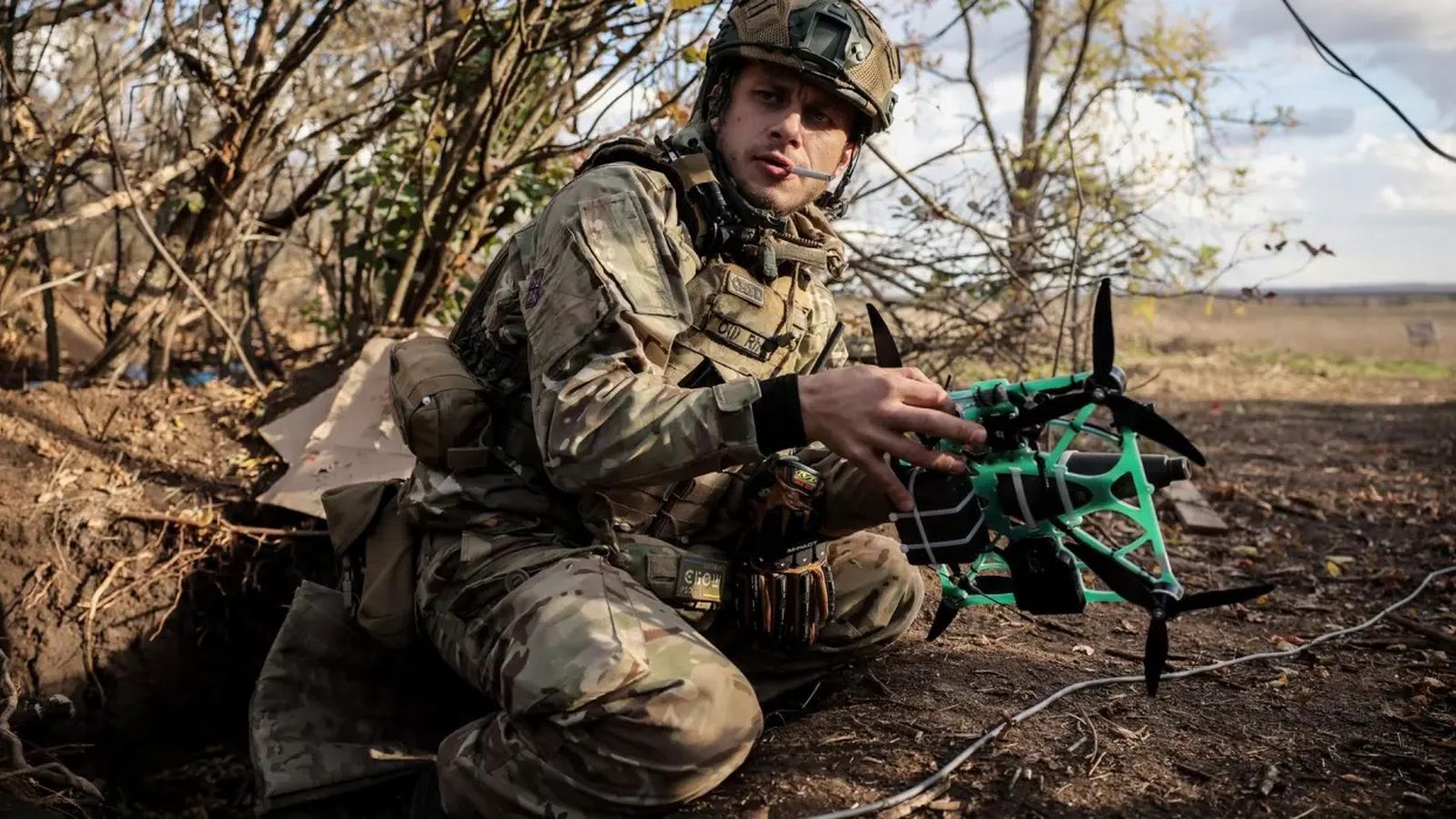 Un militar ucraïnés es prepara per a llançar un dron FPV (First Person View) en una posició en la línia del front a la regió de Zaporíjia
