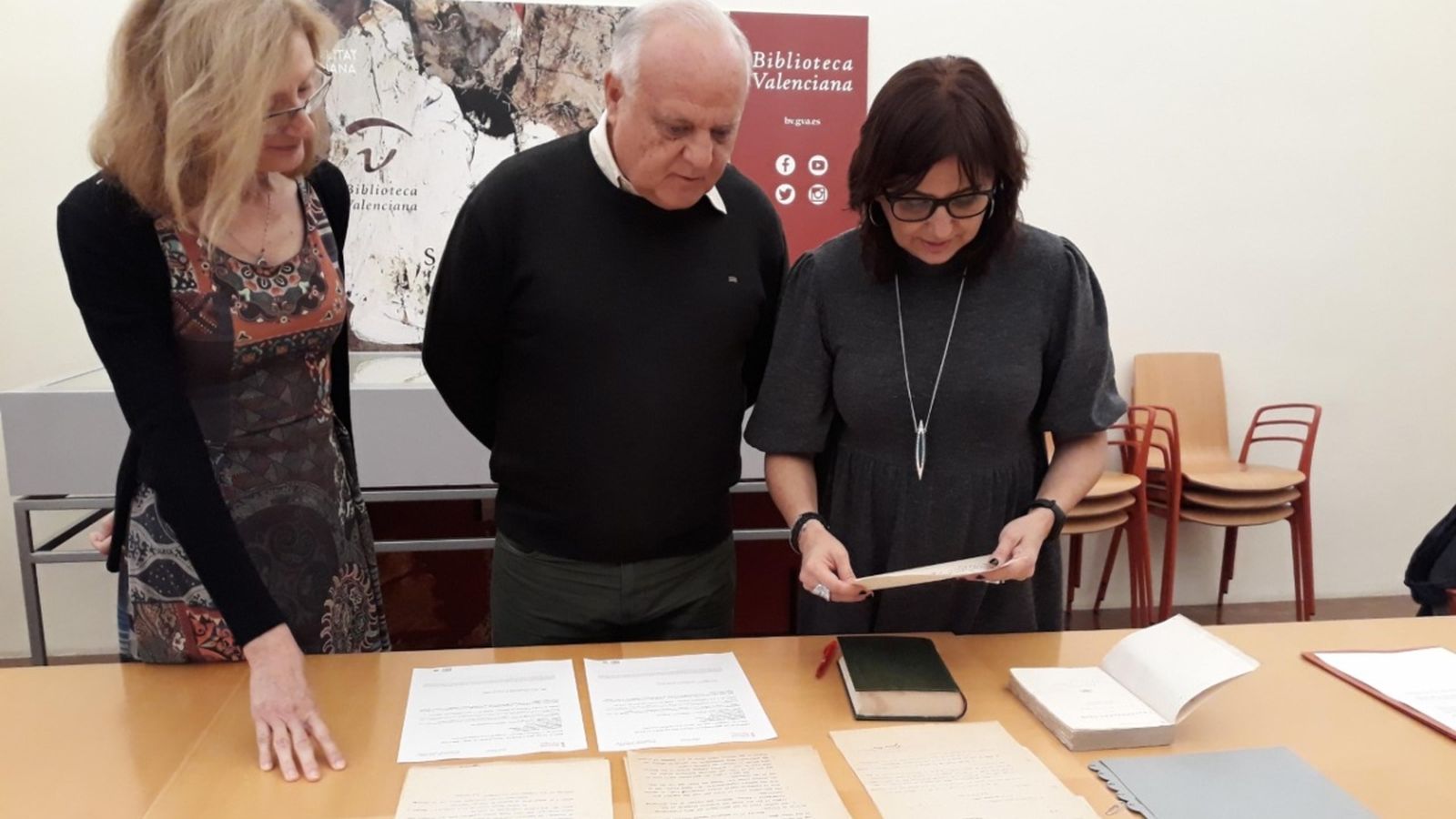 Carmen Amoraga i Rafael Solaz davant del nou fons documental sobre l’escriptor valencià