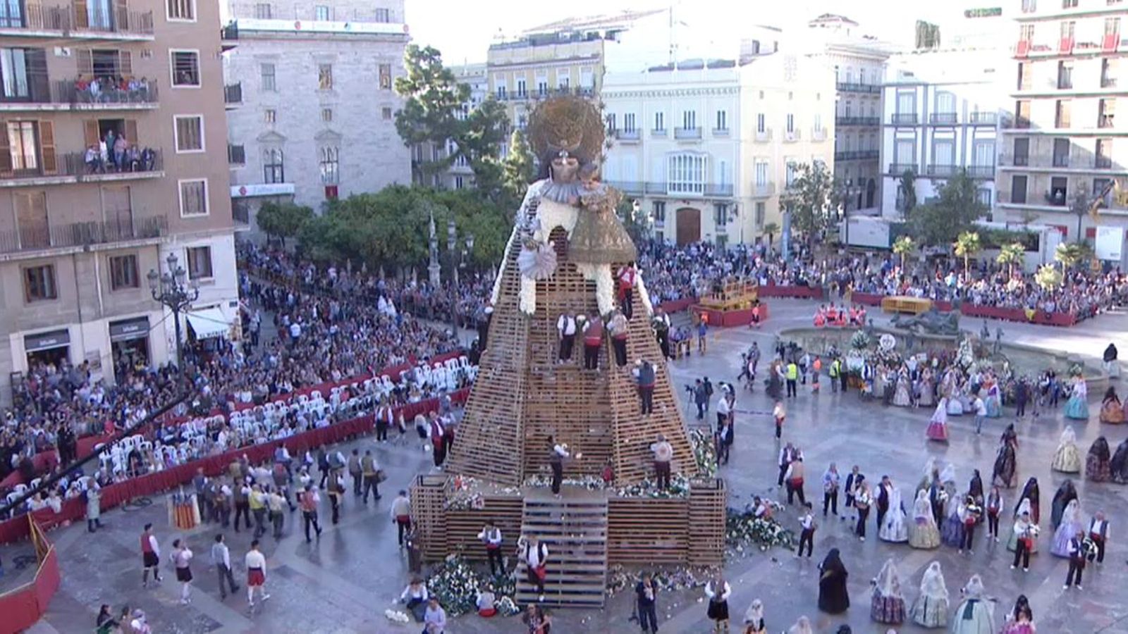 L'ofrena és un dels actes fallers que concentra més gent al centre de València, pels milers de participants i de vianants que acudeixen a vore-la