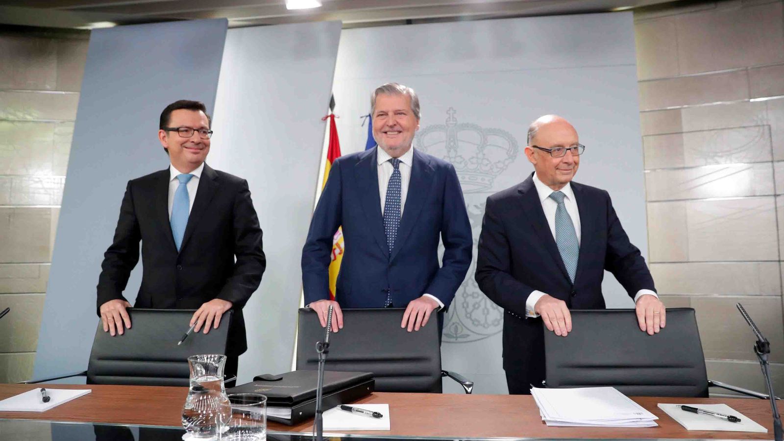 D'esquerra a dreta, el ministre d'Economia, Román Escolano; el ministre portaveu, Íñigo Méndez de Vigo; i el ministre d'Hisenda, Cristóbal Montoro, en la presentació del projecte de Llei de pressupostos generals de l'Estat de 2018