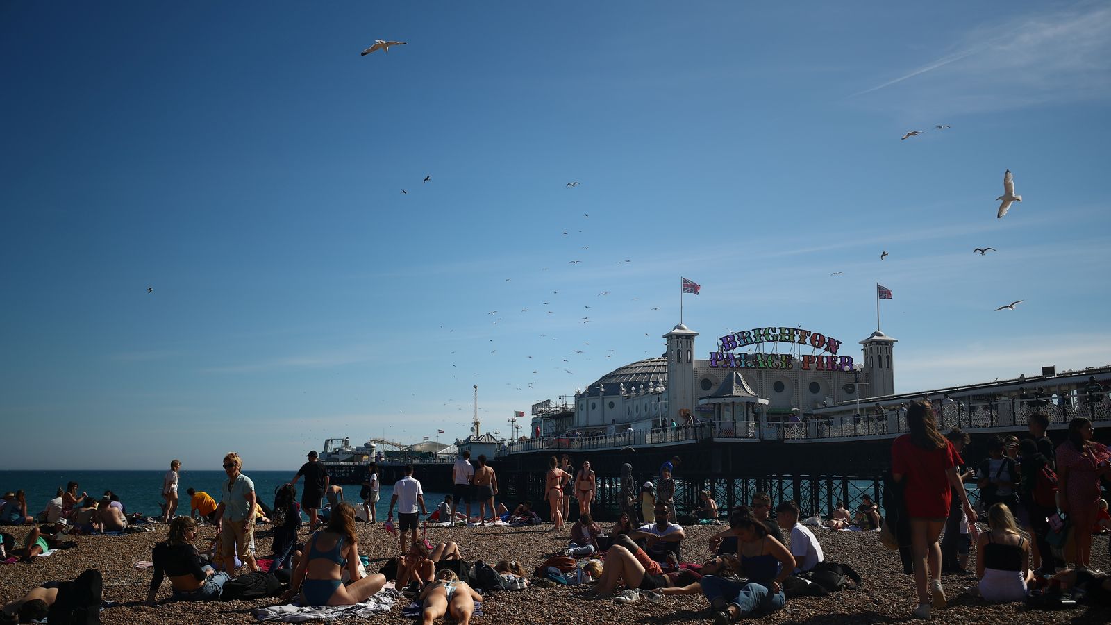 Diverses persones gaudeixen del bon oratge en la platja anglesa de Brighton