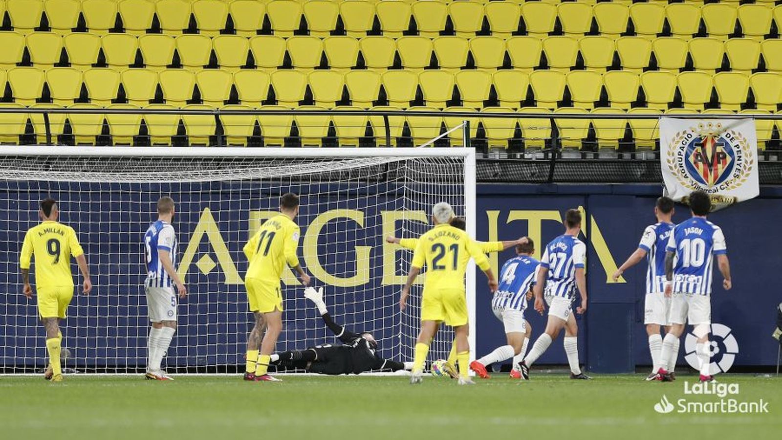 Moment en què Alberto del Moral marca l'1-0 en el partit contra l'Alabés a La Ceràmica.
