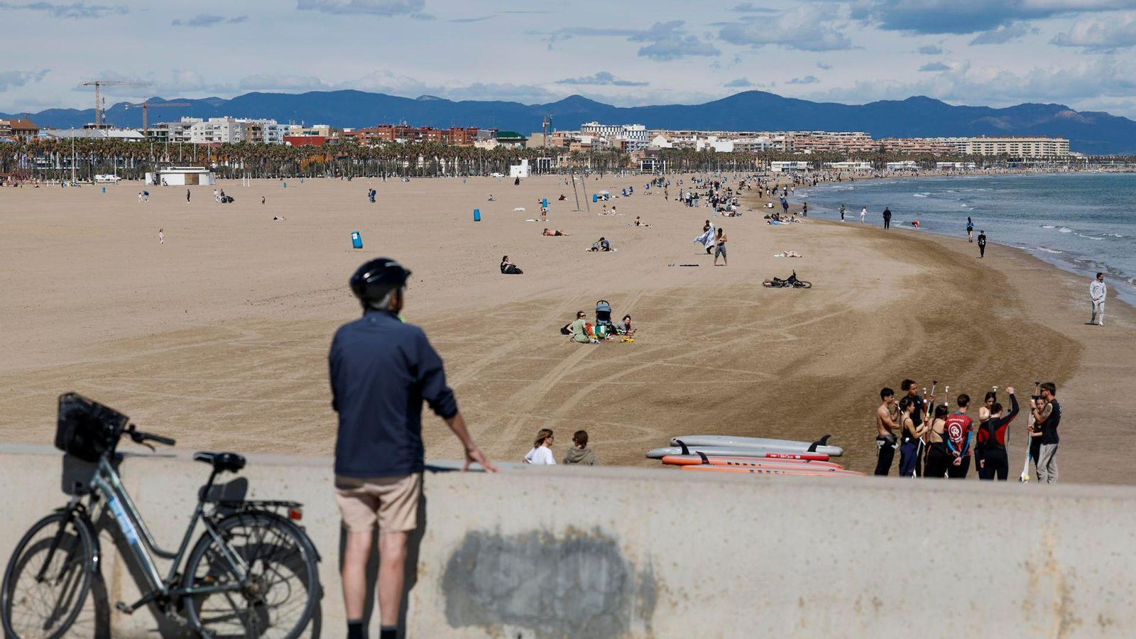 Vista de la platja de la Malva-rosa a València, este dilluns