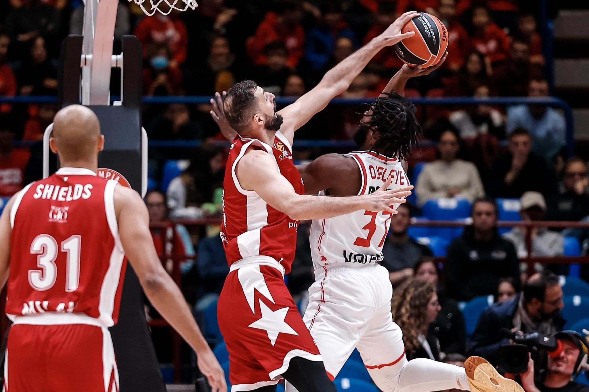 Mirotic fa un tap a Ojeleye Mirotic fa un tap a Ojeleye