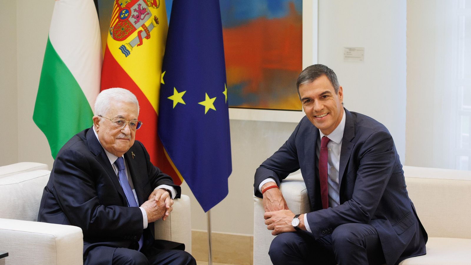 El president de l'Estat de Palestina, Mahmud Abbas, amb el president espanyol, Pedro Sánchez, a Madrid