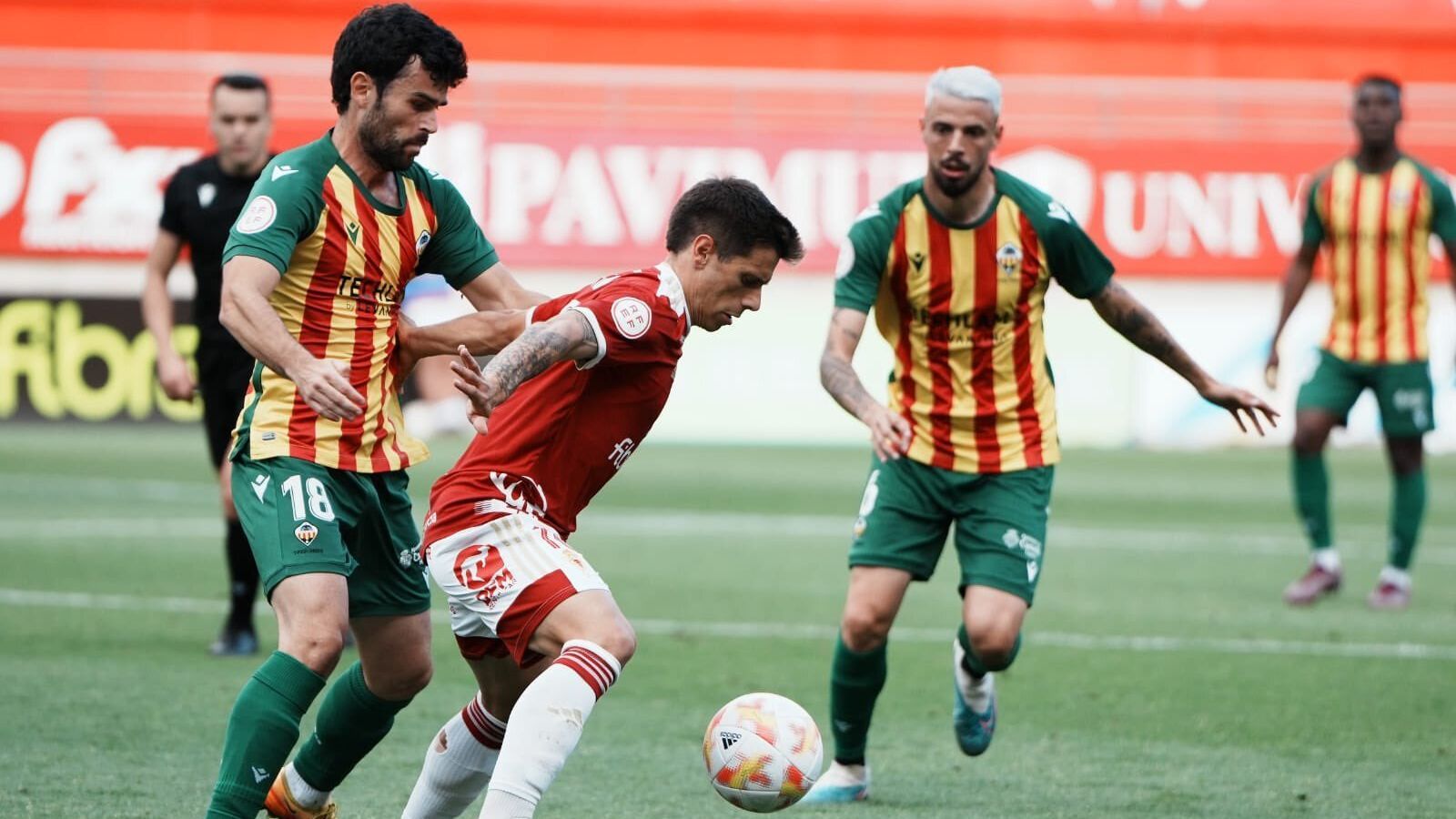 Iago Indias, en una acció del partit