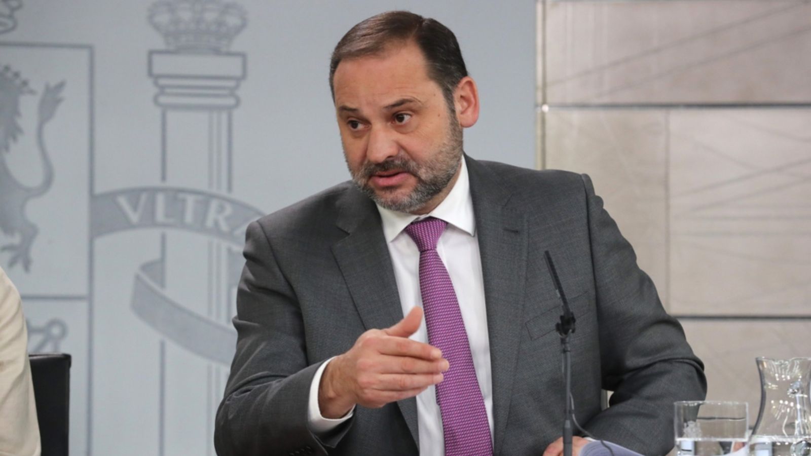 El ministre de Foment, José Luis Ábalos, durant la roda de premsa posterior al Consell de Ministres