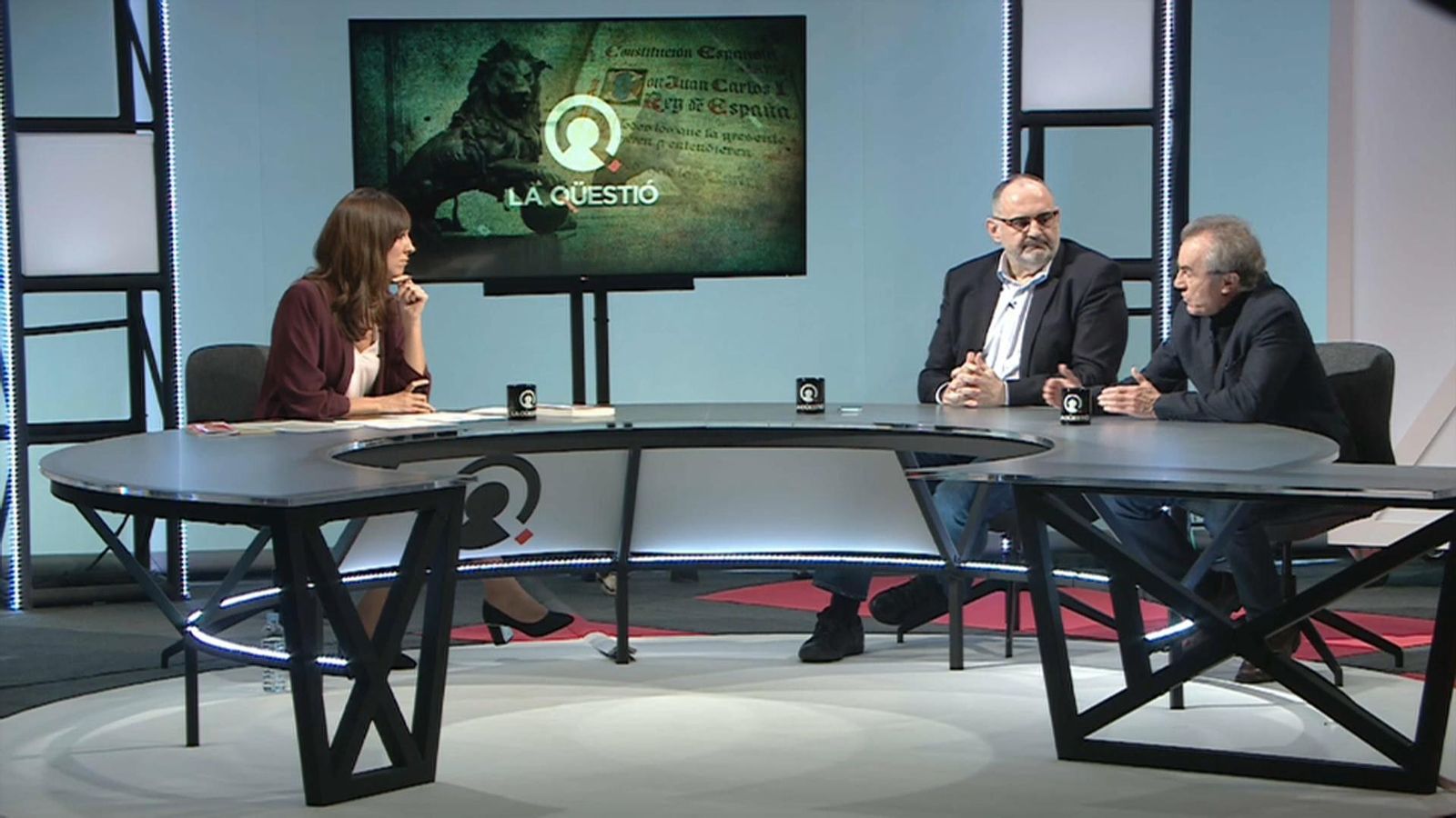 El catedràtic de Dret Constitucional Javier Pérez Royo i el politòleg Antón Losada visiten 'La qüestió' per parlar del seu llibre 'Constitución: la reforma inevitable'