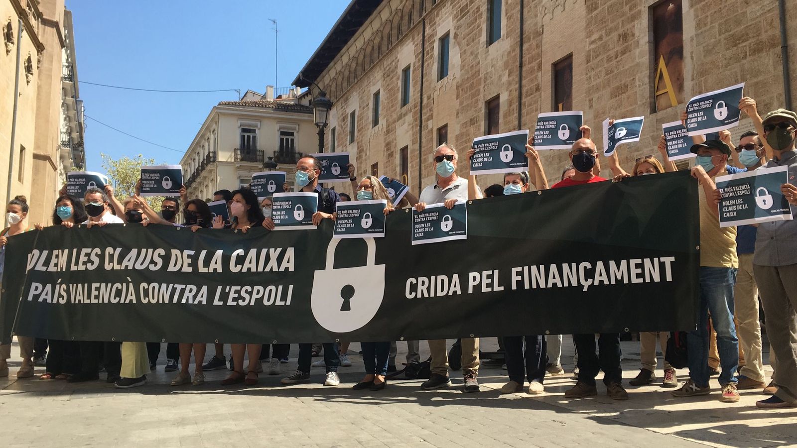 Imatge de la concentració de la Crida pel Finançament davant de les Corts
