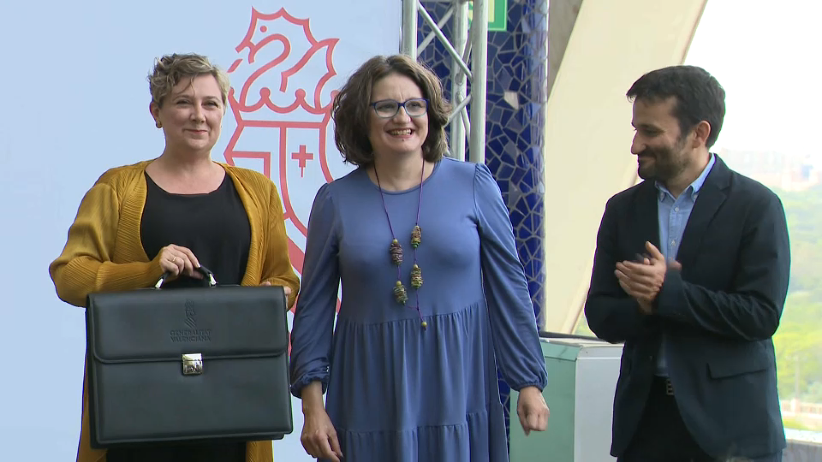 La consellera d'Educació, Cultura i Esport, Raquel Tamarit, la vicepresidenta i portaveu del Consell, Mònica Oltra, i l'exconseller Vicent Marzà, durant l'acte de traspàs de cartera
