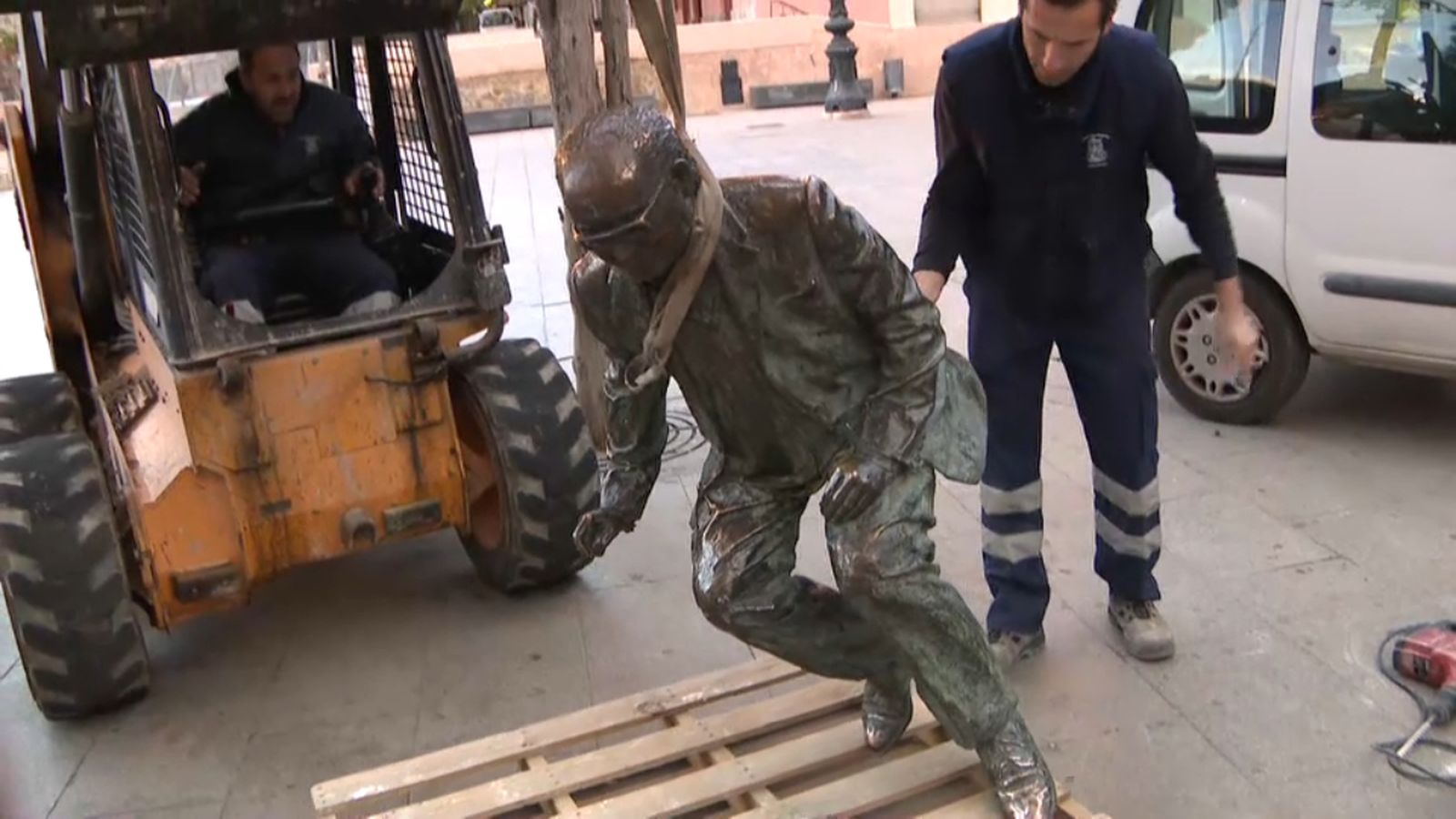 VÍDEO | Tornen a tombar l\'estàtua de Vicent Andrés Estellés a Burjassot