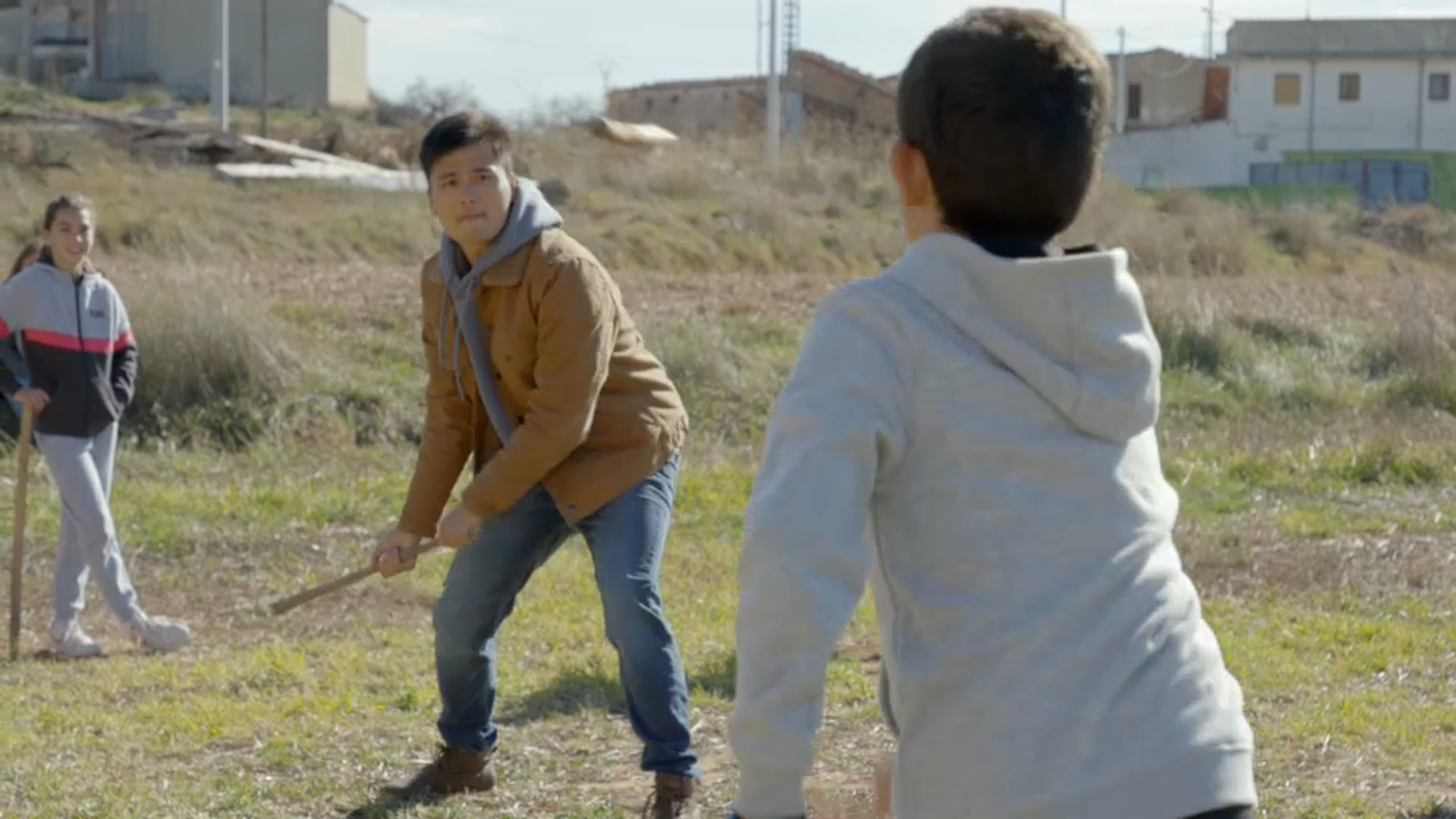 El jugador que té la tonya li la llança a l'altre mentre la resta de jugadors esperen per a veure si el que la rep aconsegueix colpejar-la
