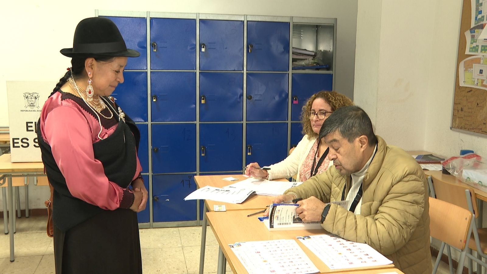 Una dona vota en les eleccions presidencials de l'Equador a l'IES Lluís Vives