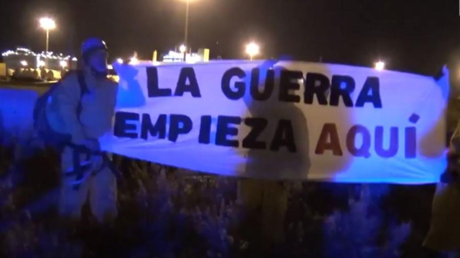 Imatges del moment de la protesta d'Agró i antimilitaristes al port de Sagunt.