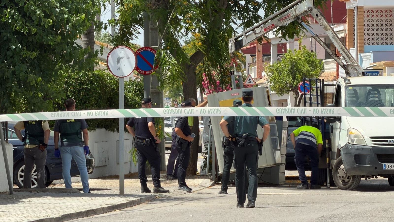 Dispositiu policial desplegat davant de la vivenda on ha tingut lloc l'apunyalament mortal a la platja d'Almenara, este divendres