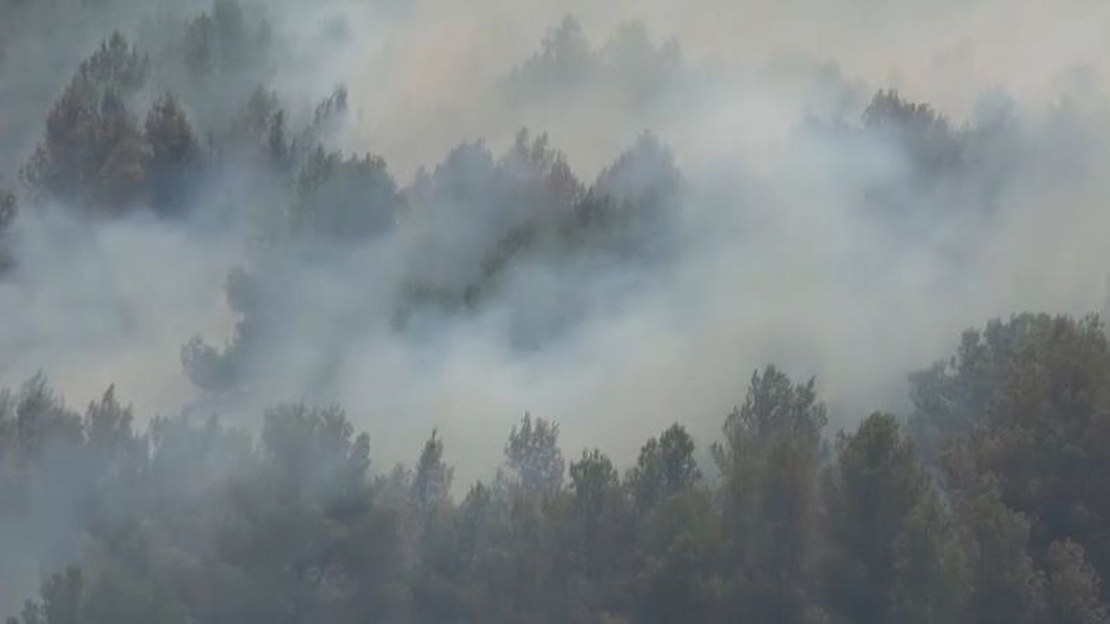 El fum de l'incendi que afecta la Plana Baixa
