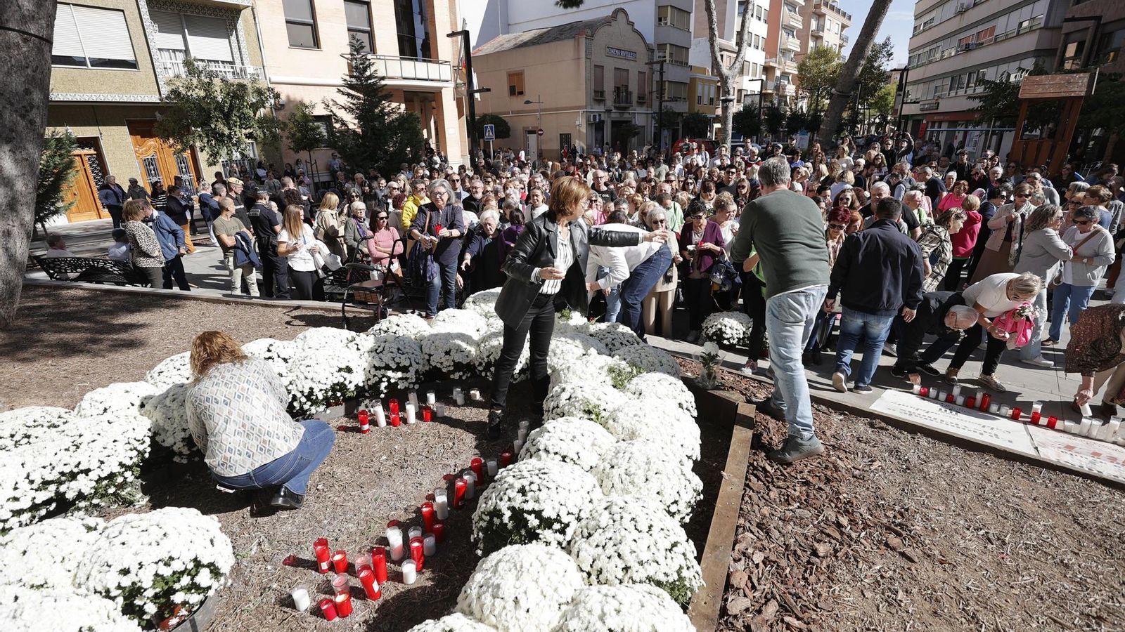 Ofrena floral del veïnat d'Albal en record de les víctimes de la dana
