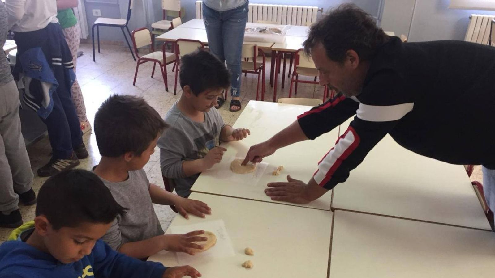 Un professor ensenya els alumnes.