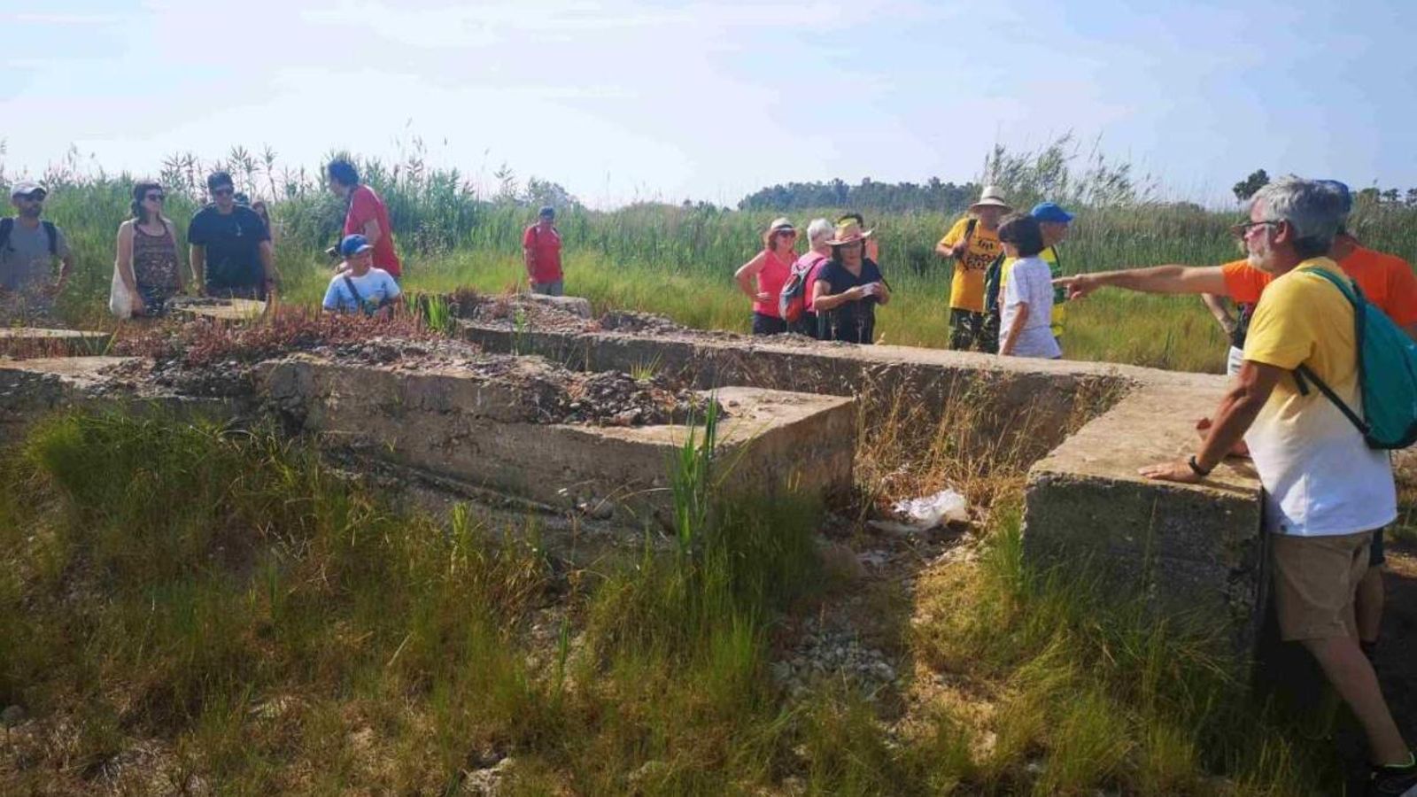 Persones de diferents pobles de les comarques de Castelló han participat en la ruta guiada a la línia XYZ d'Almenara.