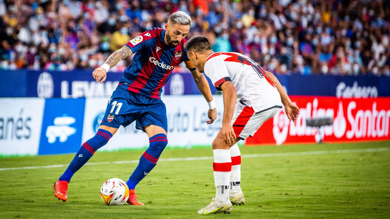 Morales encara a un jugador rival