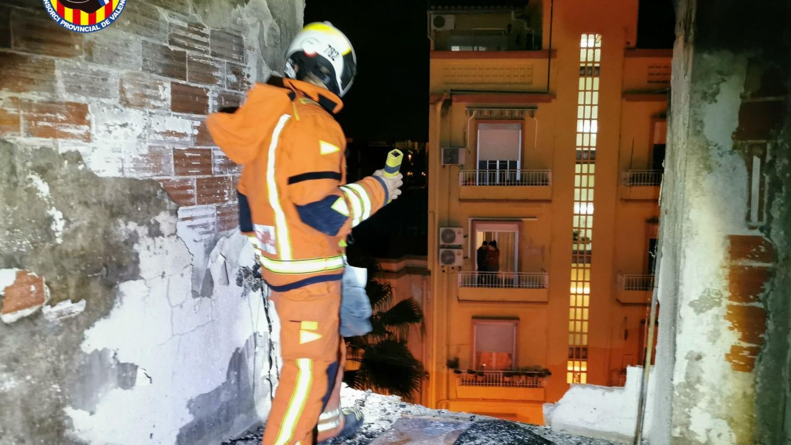 Bomber a l'edifici incendiat