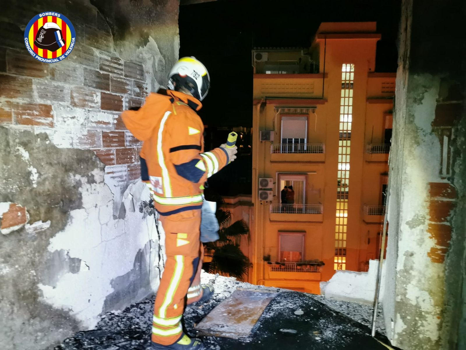 Bomber a l'edifici incendiat