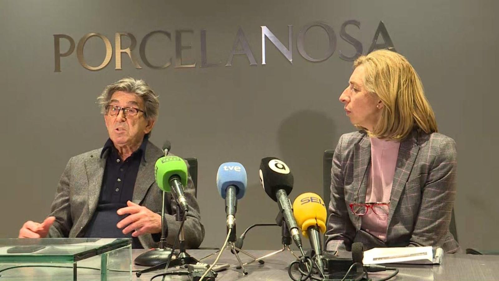 La consellera delegada del grup, María José Soriano, acompanyada per un dels fundadors de Porcelanosa, Héctor Colonques, en roda de prems
