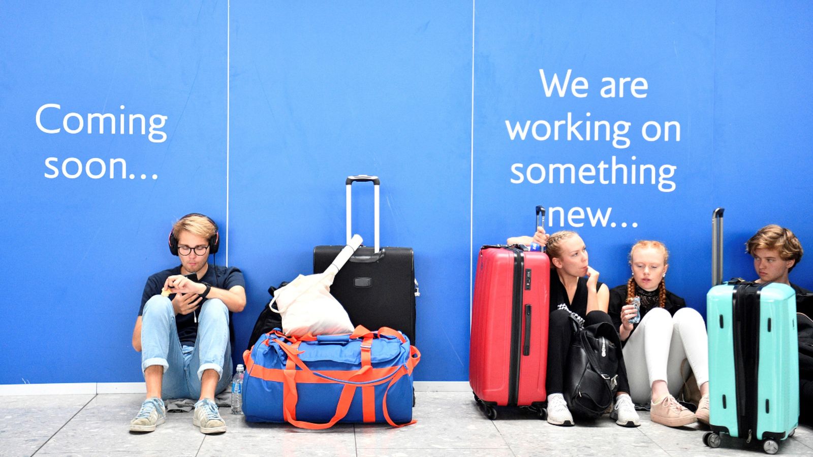 Diversos passatgers esperen l'eixida del seu vol a l'aeroport de Heathrow a Londres