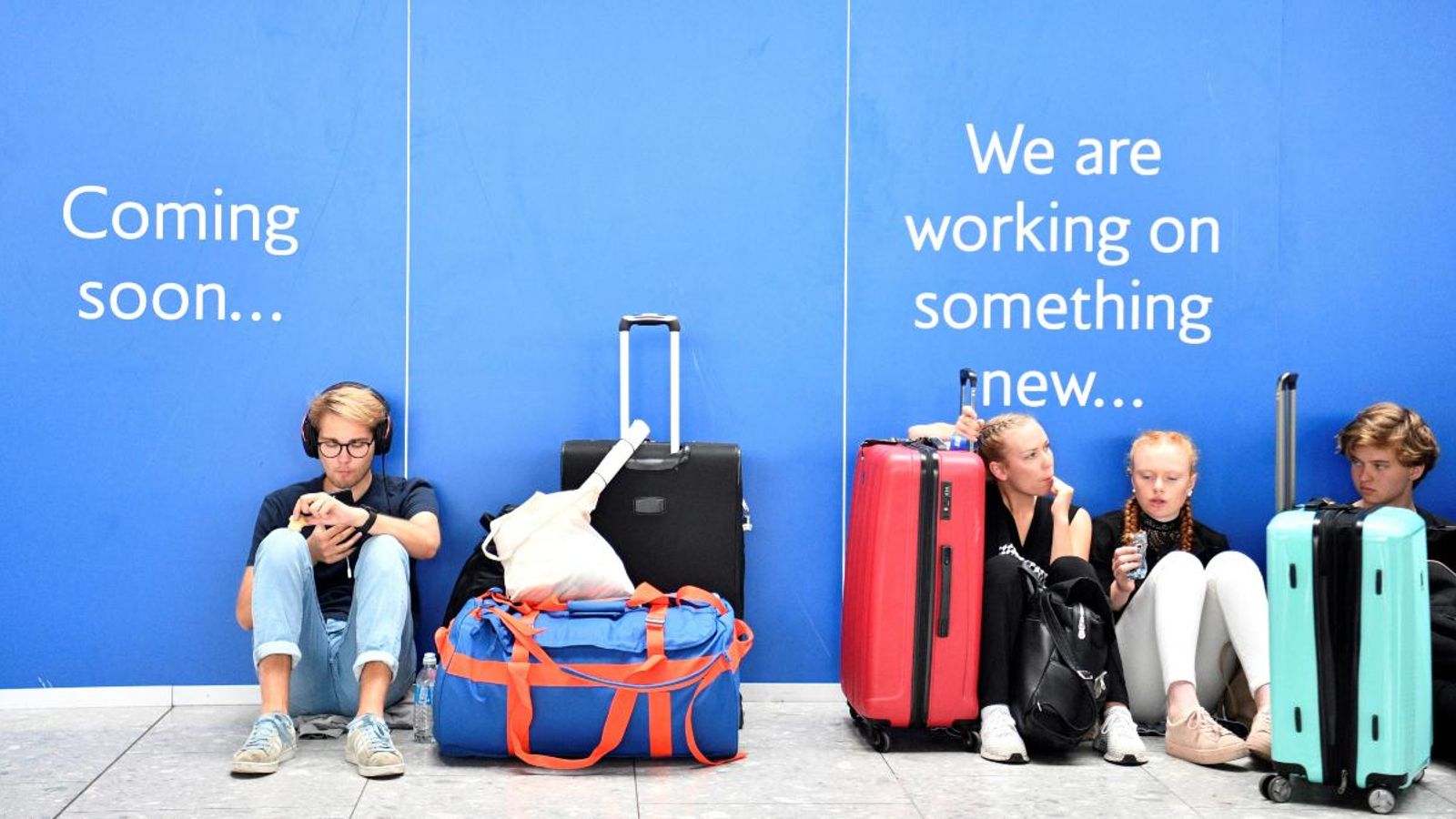 Diversos passatgers esperen l'eixida del seu vol a l'aeroport de Heathrow a Londres