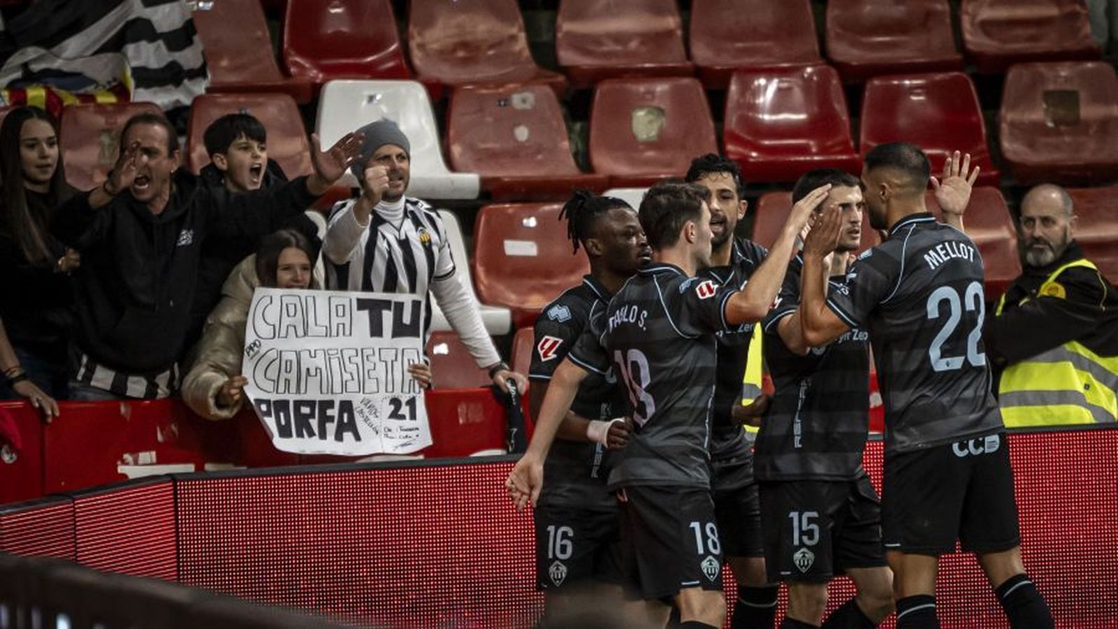 Els jugadors del Castelló celebren el gol