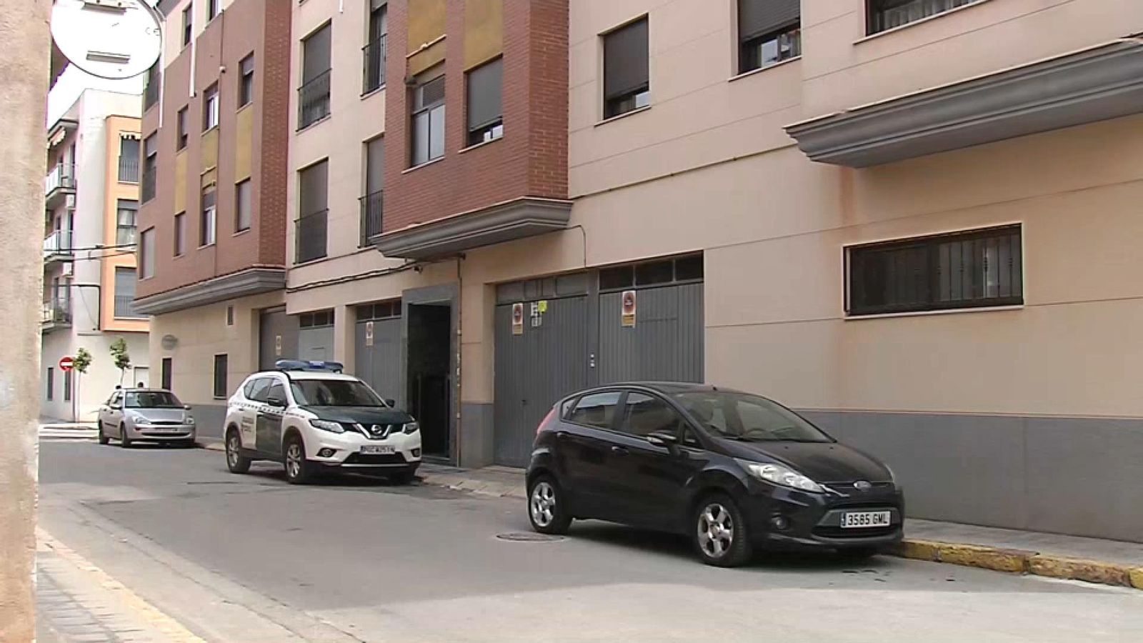Un furgó de la Guàrdia Civil aparcat al carrer de Sant Agustí de Nules, on vivia la víctima