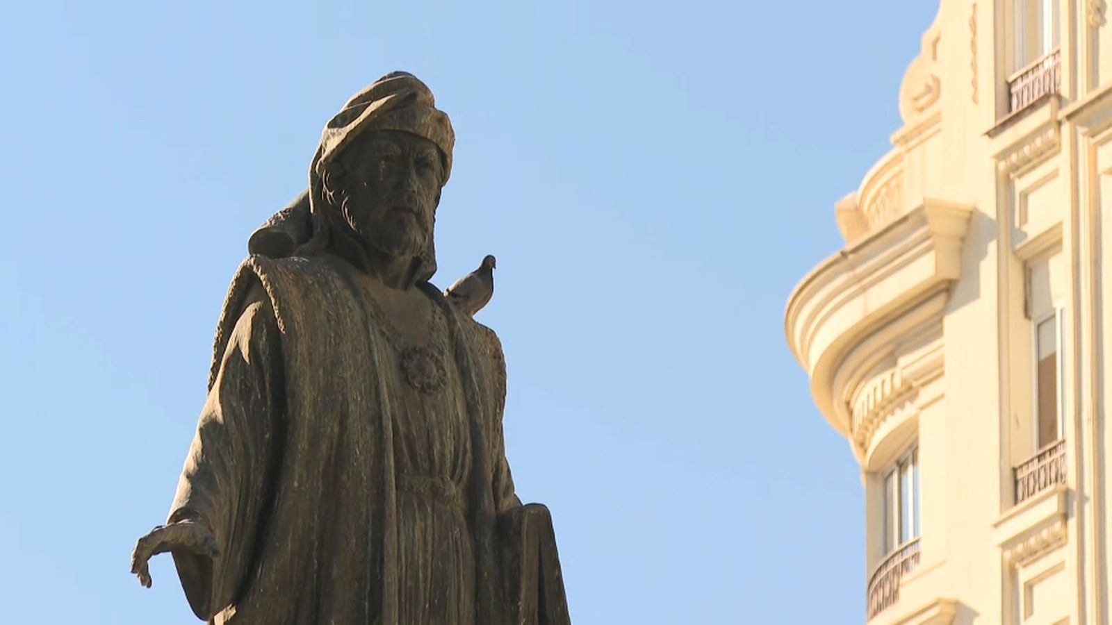 Estàtua de Francesc de Vinatea a la plaça de l'Ajuntament de València