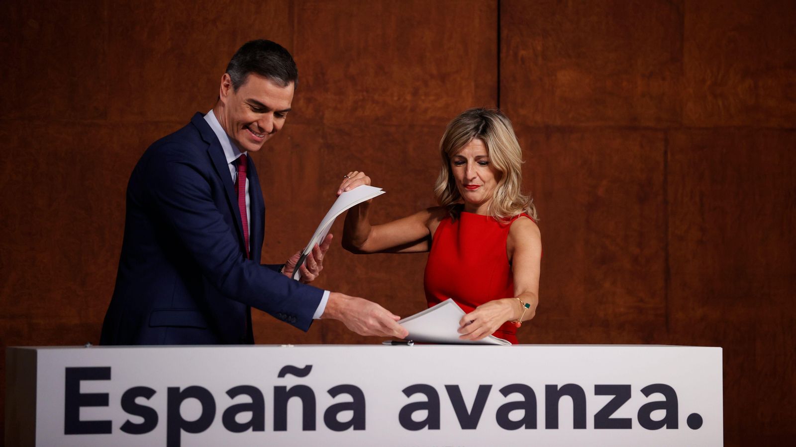 La líder de Sumar i ministra de Treball en funcions, Yolanda Díaz, i el president del Govern en funcions i líder del PSOE, Pedro Sánchez, durant la roda de premsa