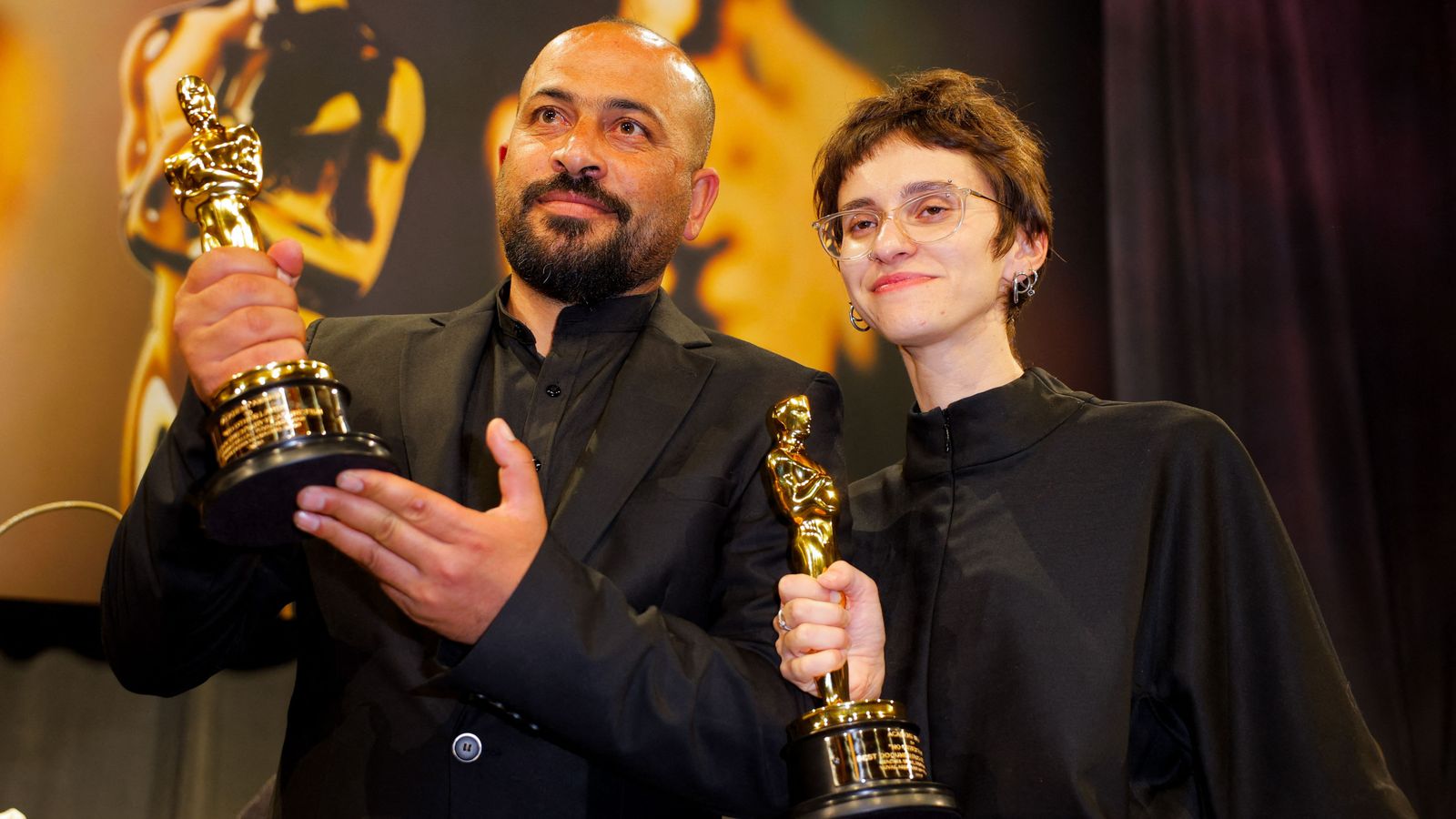 Els cineastes Hamdan Ballal i Rachel Szor posen amb l'oscar a millor documental de 2025 per No Other Land