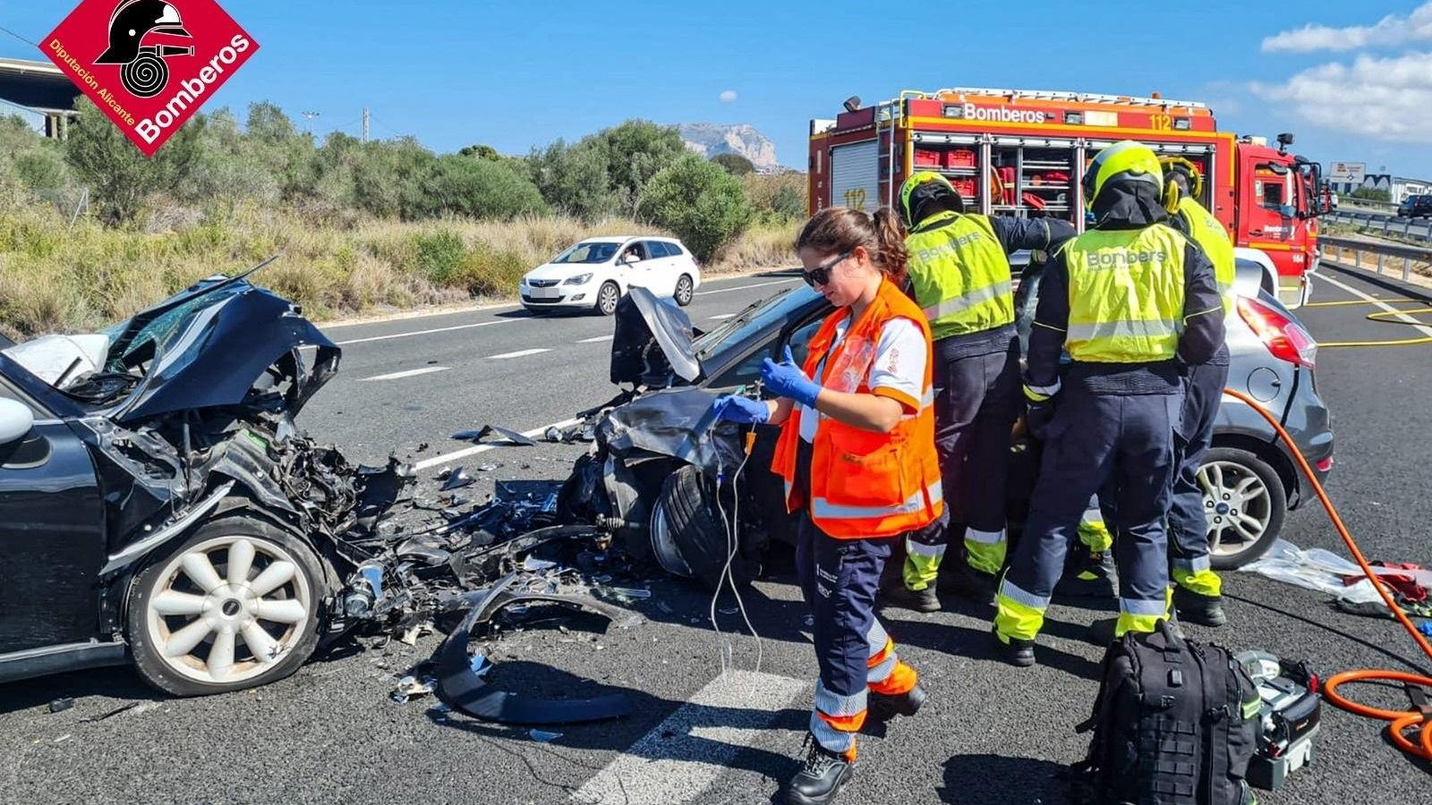 Els bombers treballen a l'accident