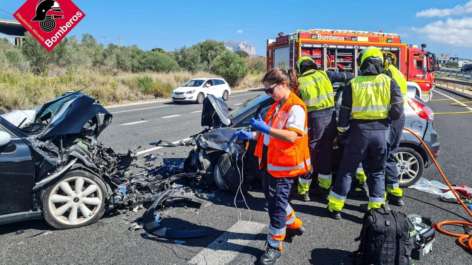 Els bombers treballen a l'accident Els bombers treballen a l'accident