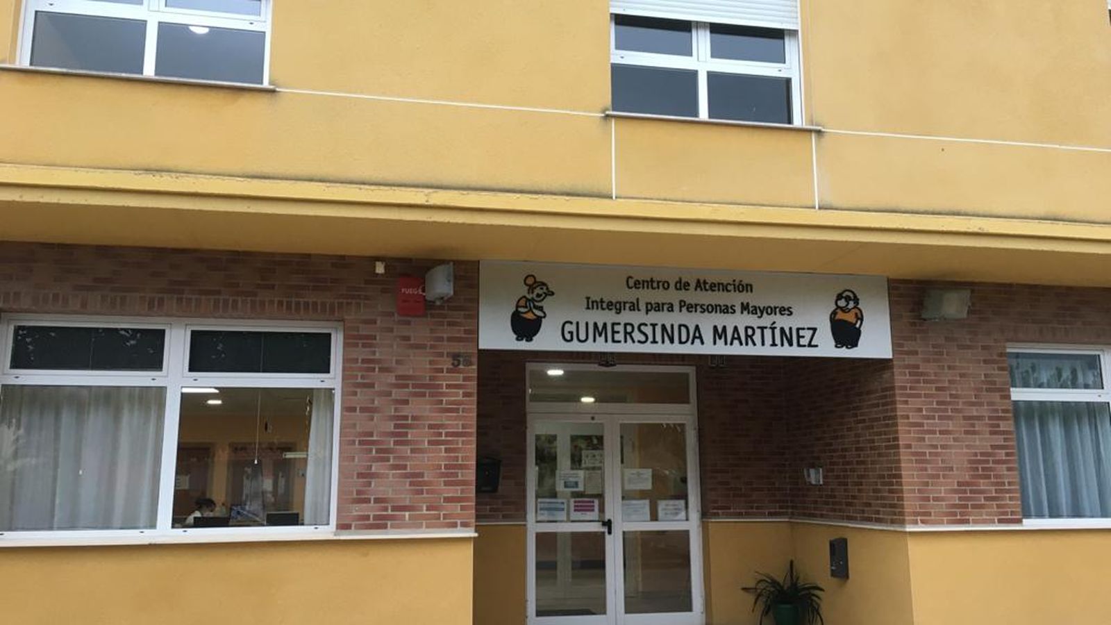 Façana del CAIPM Gumersinda Martínez, a Navarrés