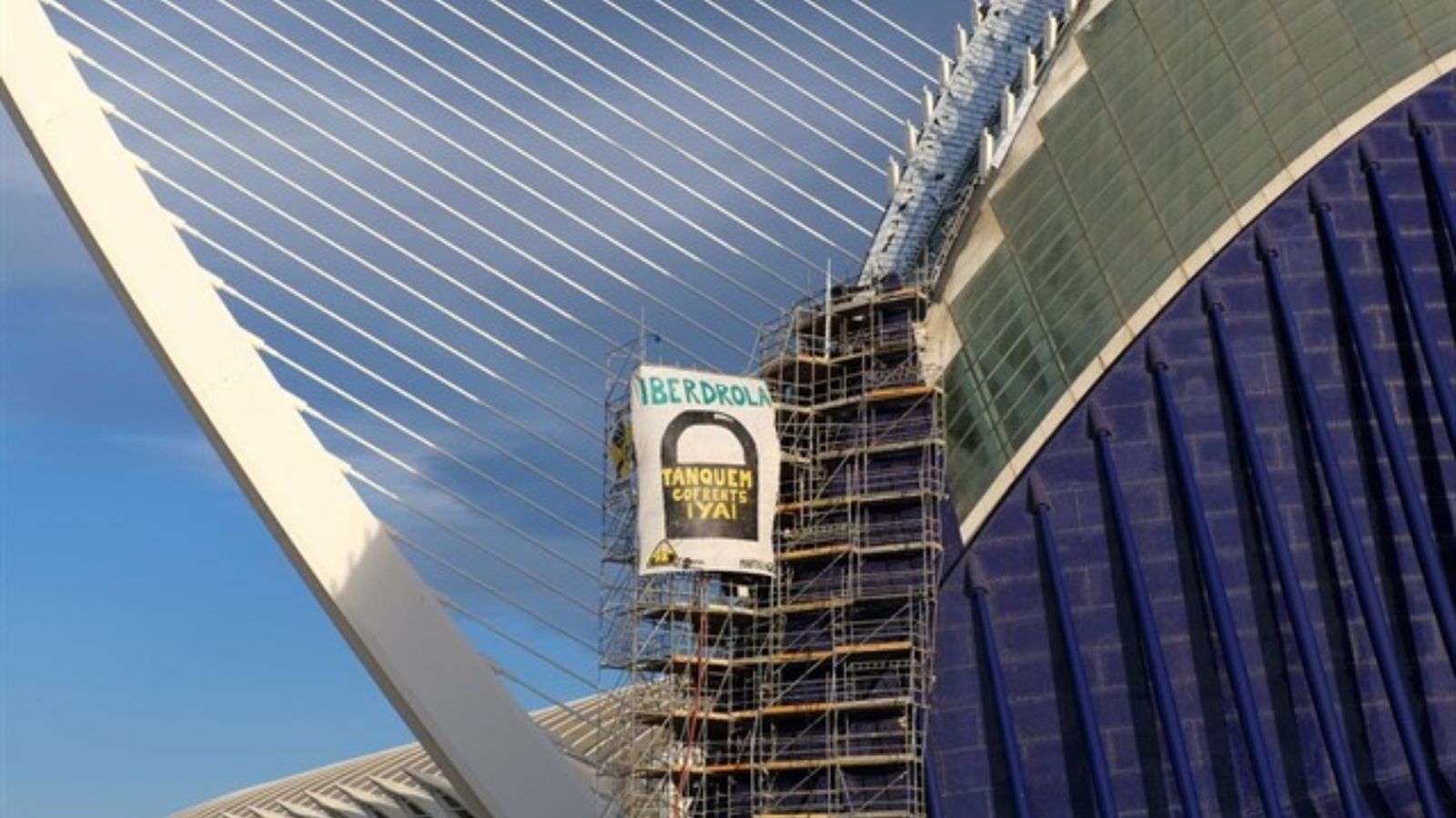 Tanquem Cofrents penja dues pancartes a l’Àgora de València per a exigir el tancament de la nuclear