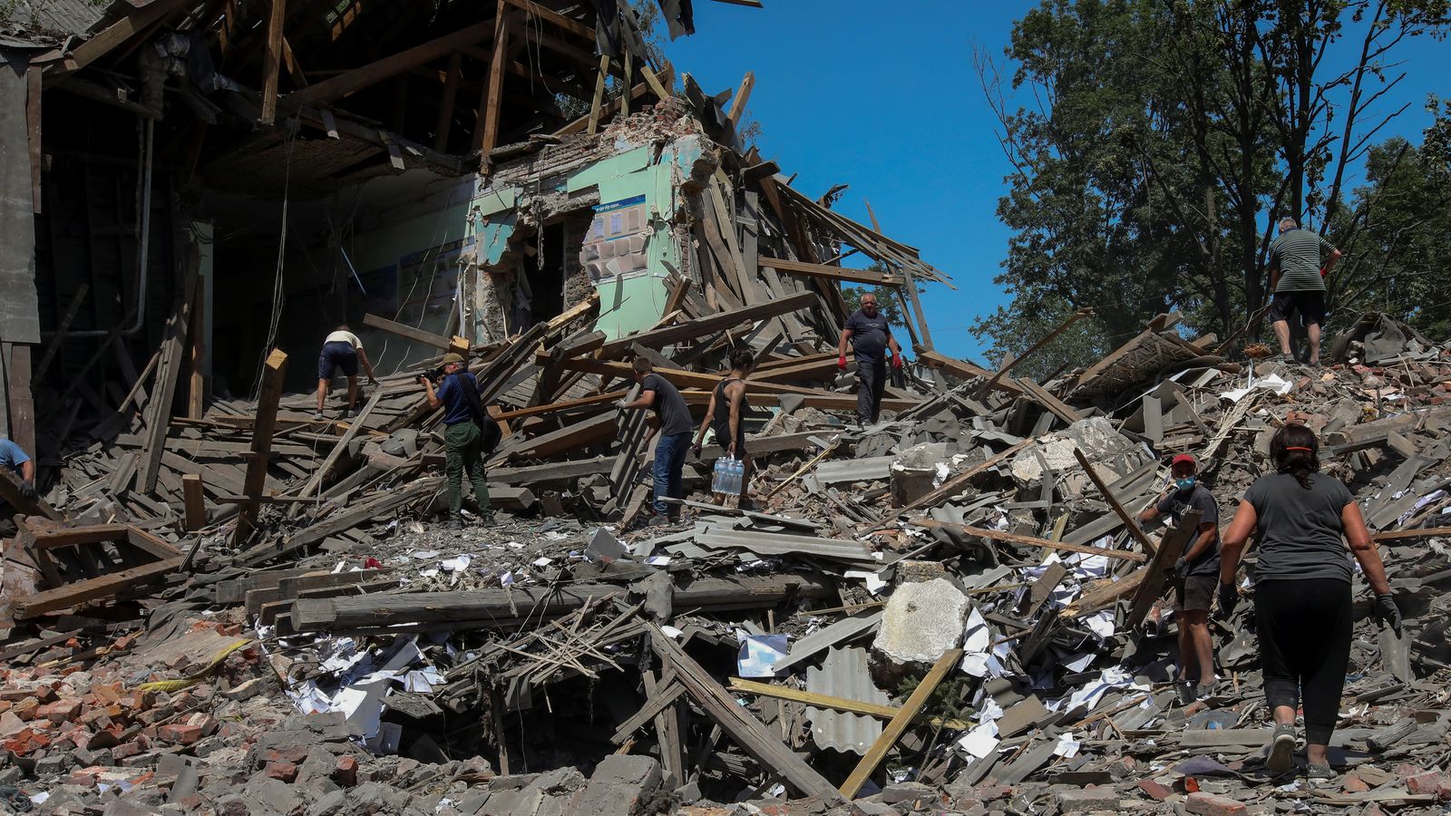 Edifici derruït per un míssil rus a Khàrkiv