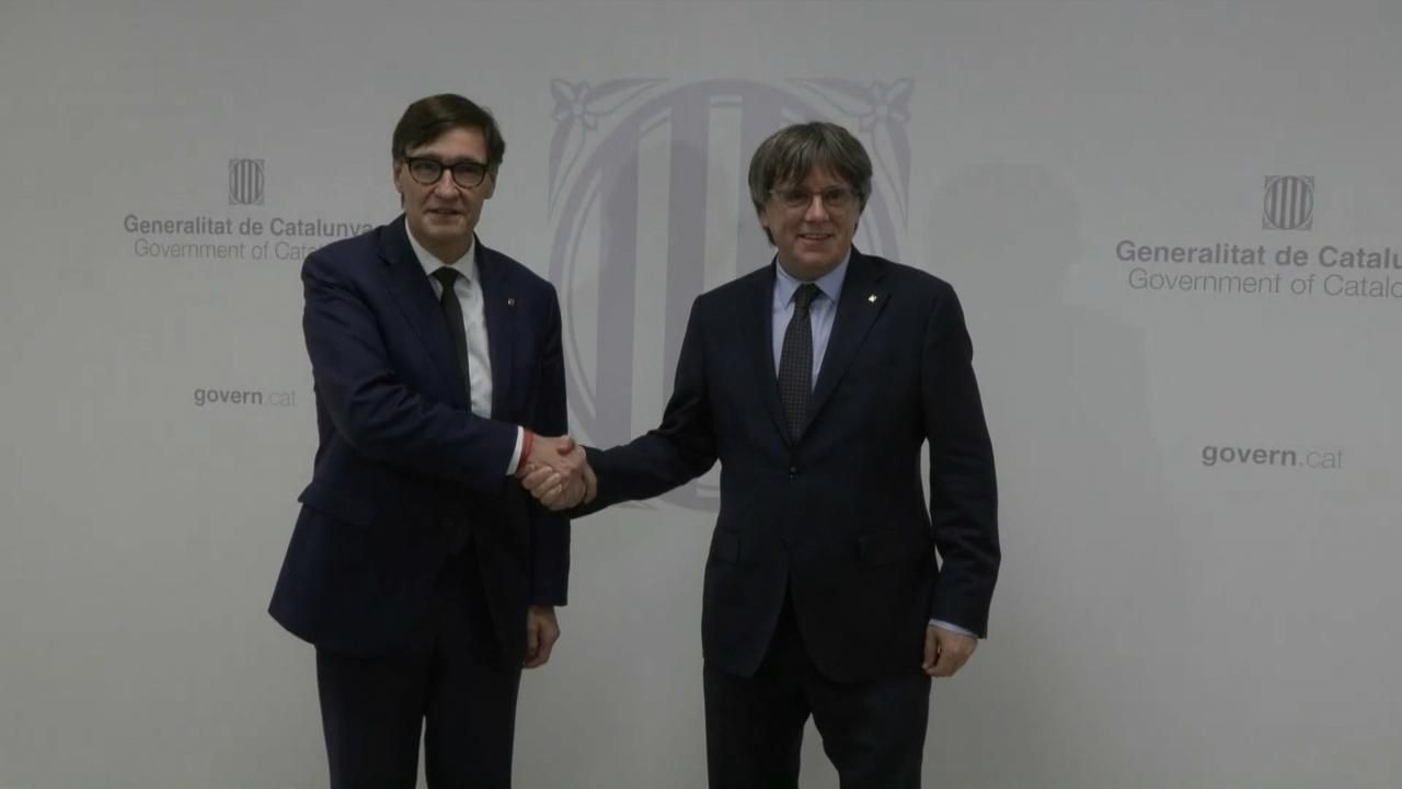 El president de la Generalitat de Catalunya, Salvador Illa, saluda a Puigdemont El president de la Generalitat de Catalunya, Salvador Illa, saluda a Puigdemont