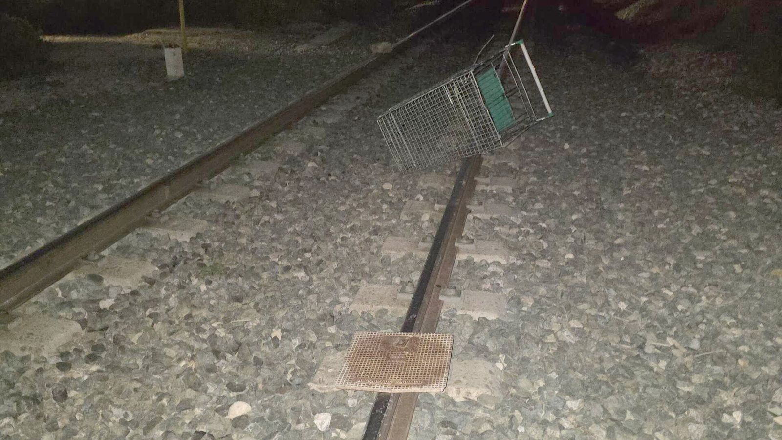 Alguns dels objectes col·locats a la via pels menors