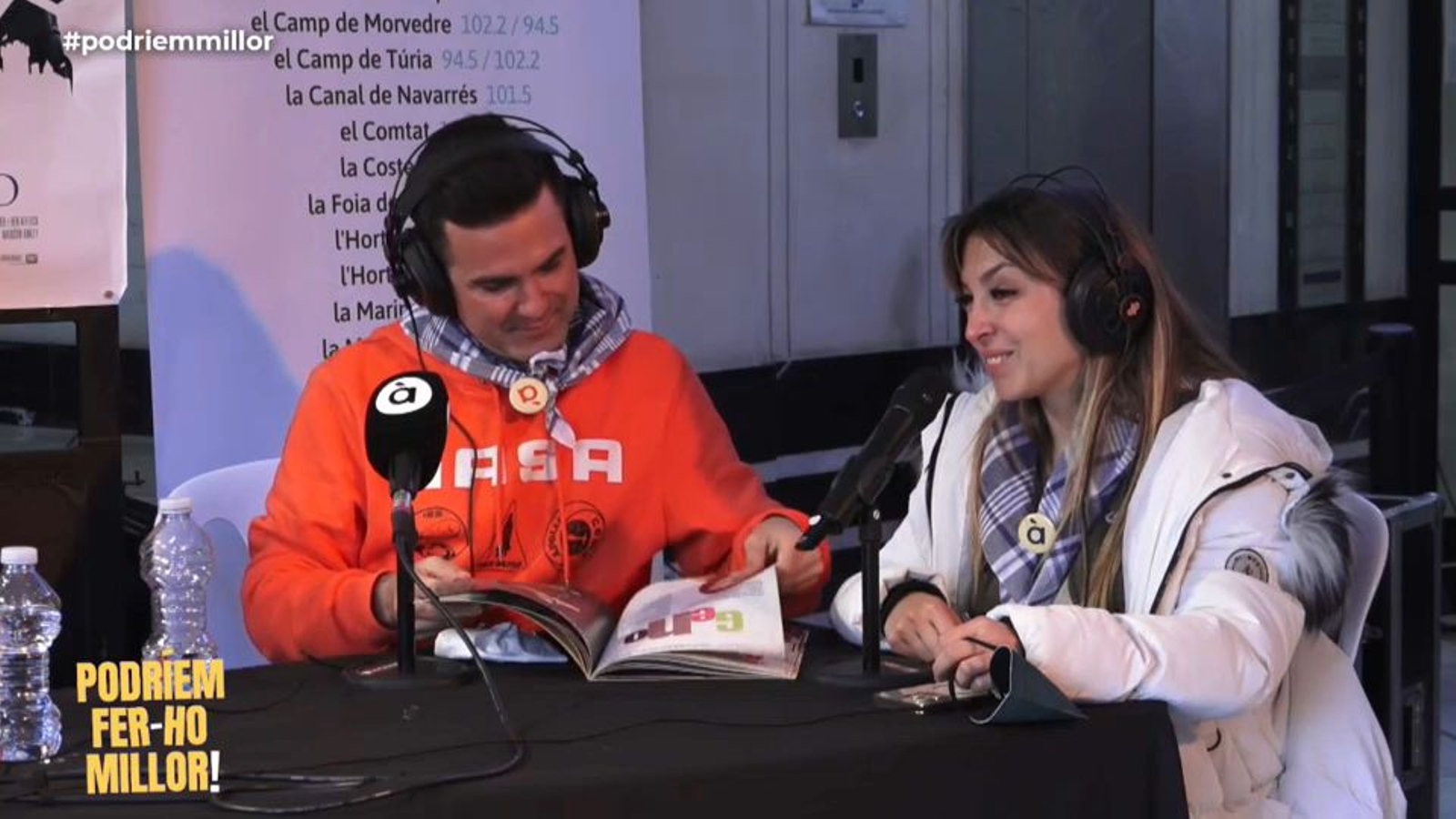 Naim mira amb atenció el llibre d'OT1 que ha portat Lluís