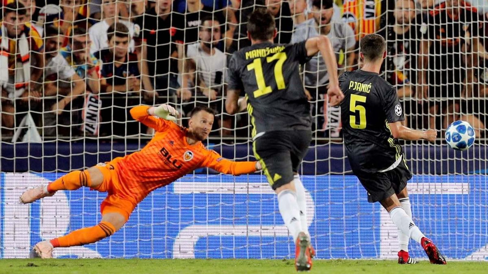 El València cau contra la Juventus des del punt de penal (0-2)