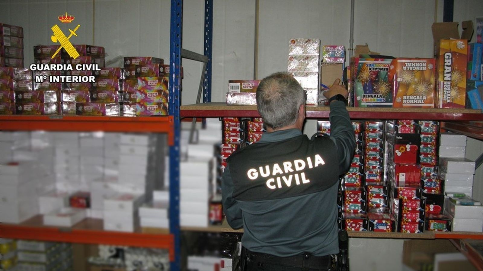 Un Guàrdia Civil comprova el material d'una tenda de pirotecnia